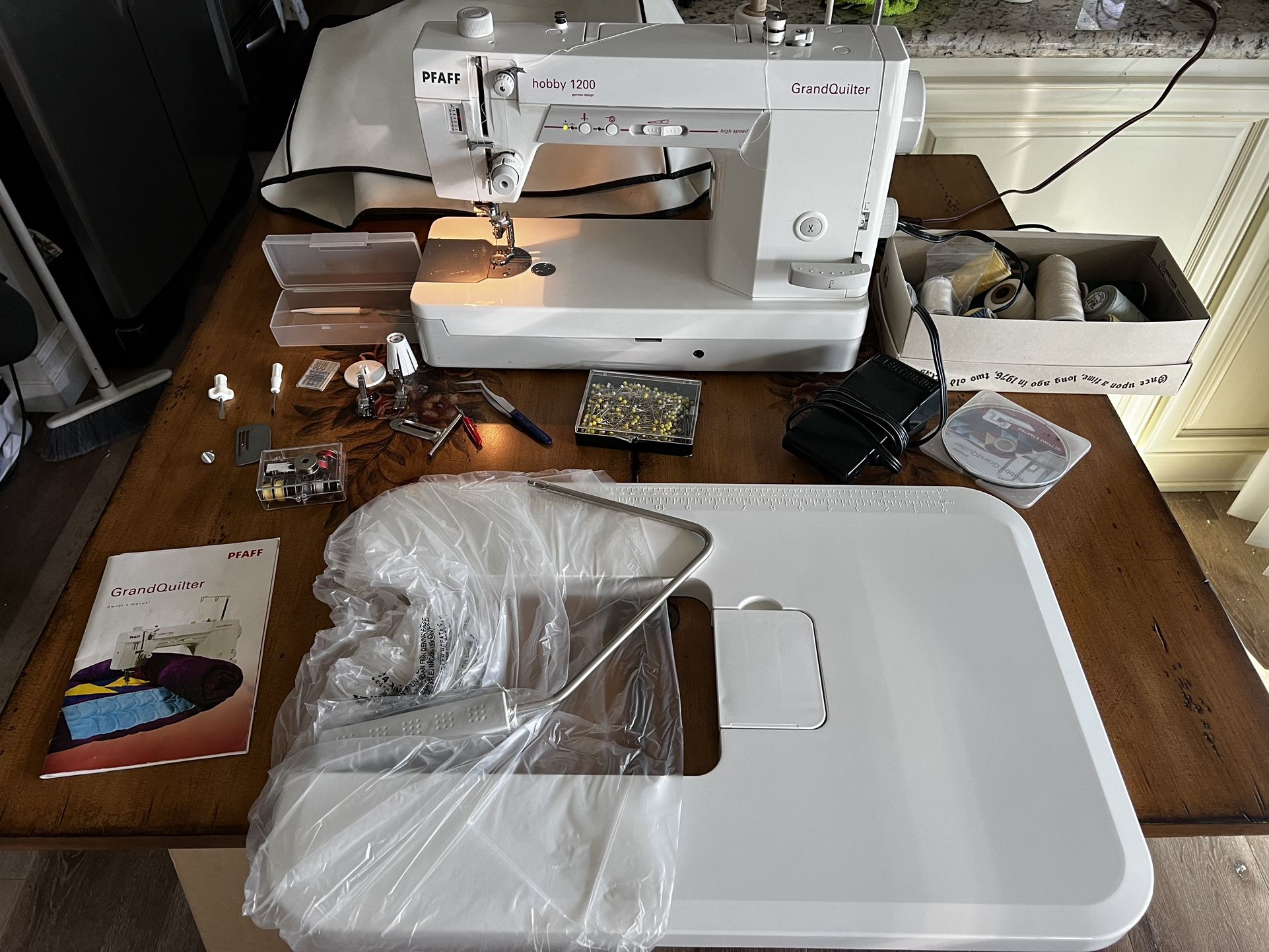 Pfaff Hobby 1200 Grand Quilter With Quilting Frame