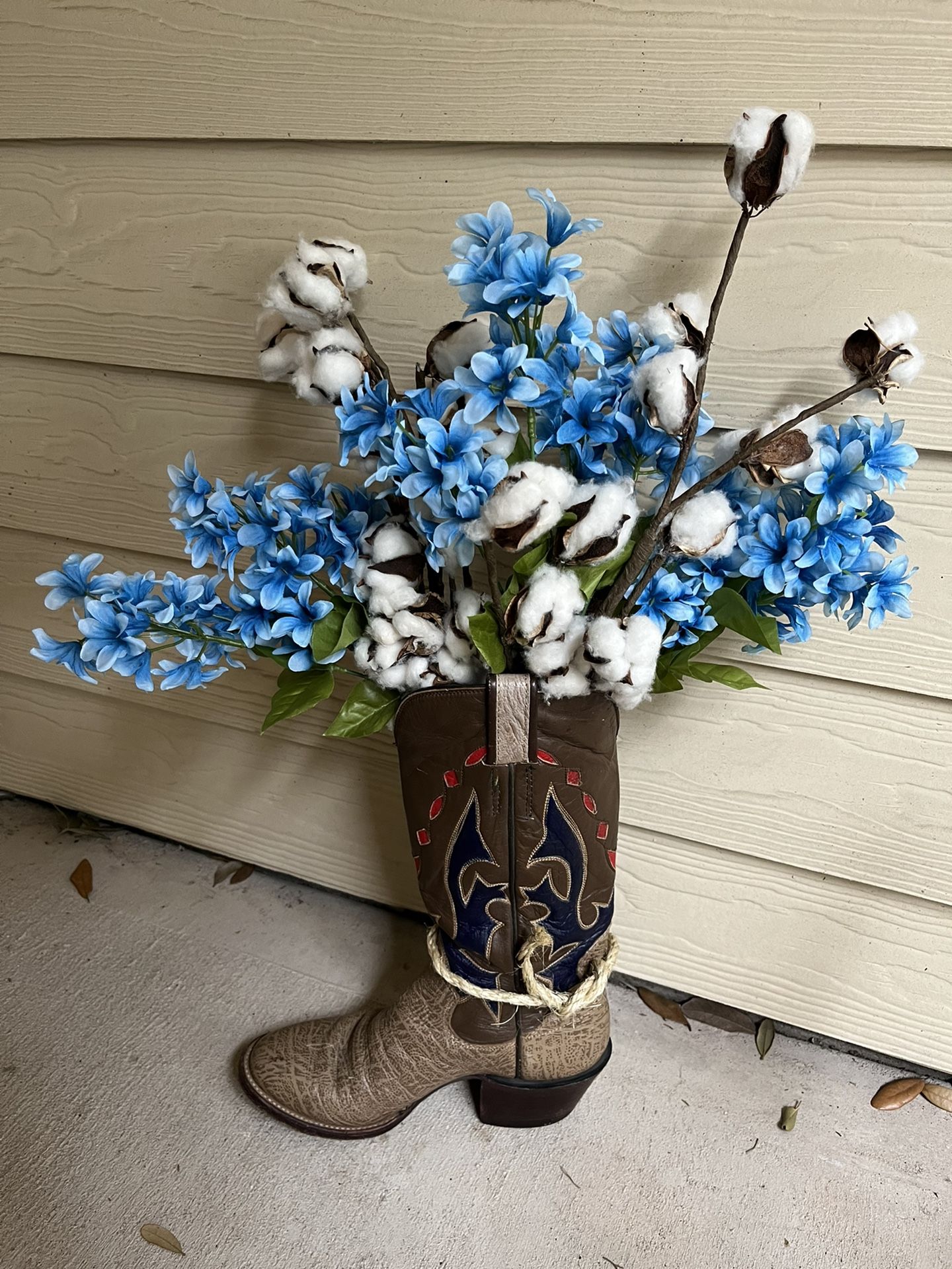 6 Floral Arrangements Antique Books Little White Stool Ladder Texas Crate And Covered Wagon