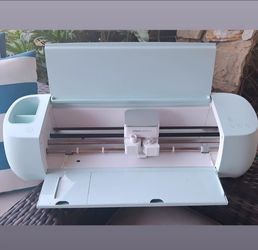 Brand New!  Cricut Explore 3 Bundle - NEVER USED!  (No Box) +  Transfer Papers and black Vinyl roll