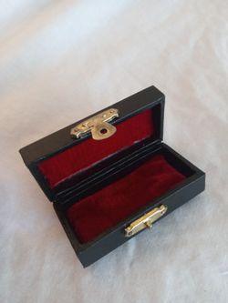 3 INCH SMALL SURPRISE ENGAGEMENT VINTAGE LOOKING VELVET BOX
