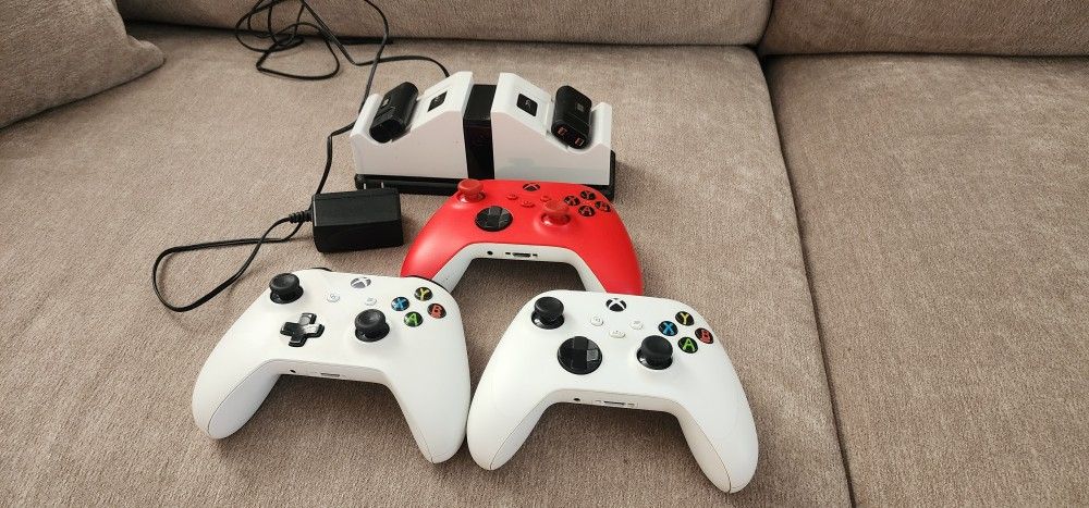 Xbox Controllers & Charging Station