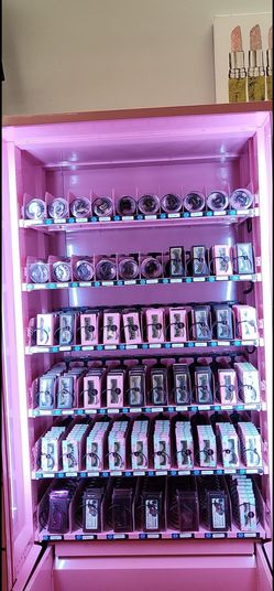 High-Capacity Eyelash Vending Machine – Card Reader & Cash (Ready to Go!)
