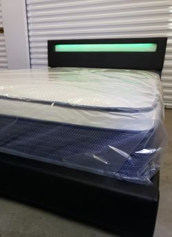 NEW Queen-Size PILLOW TOP MATTRESS and BOX SPRING. Bed frame not included 👍