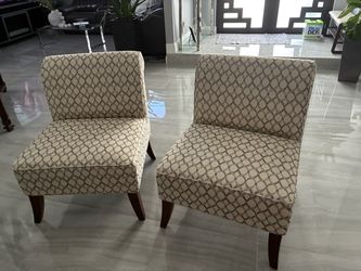 Juego Comedor 6 sillas madera con cojines en gris claro dos sillas de entradas madera con beis una mesa Alta para la entrada en madera y Marlon y una 