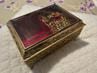 Music box with moving butterfly