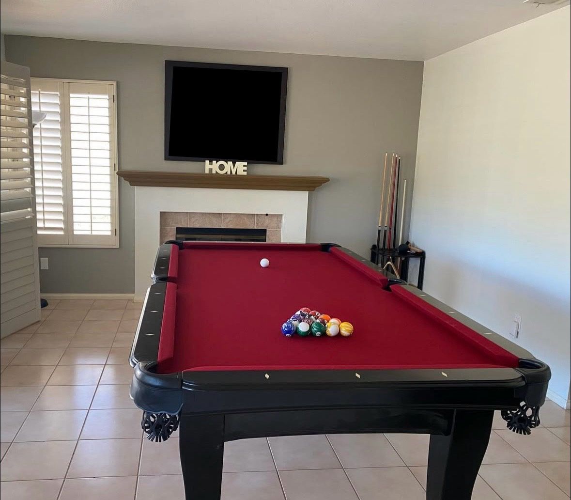 8-Foot Pool Table – Excellent Condition (Convertible + Accessories Included)