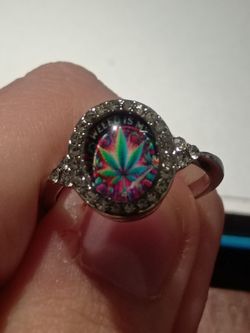 Maple leaf ring woman's size 8