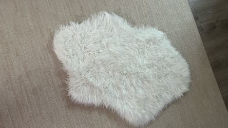 White Faux Fur Accent Rug: