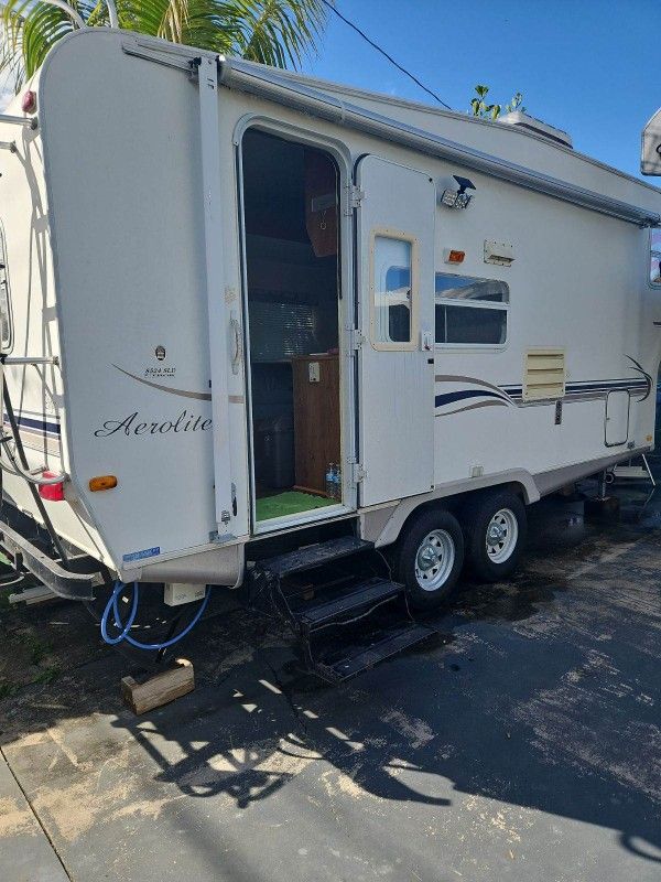 24" 2000 AERO 5th Wheel Camper RV