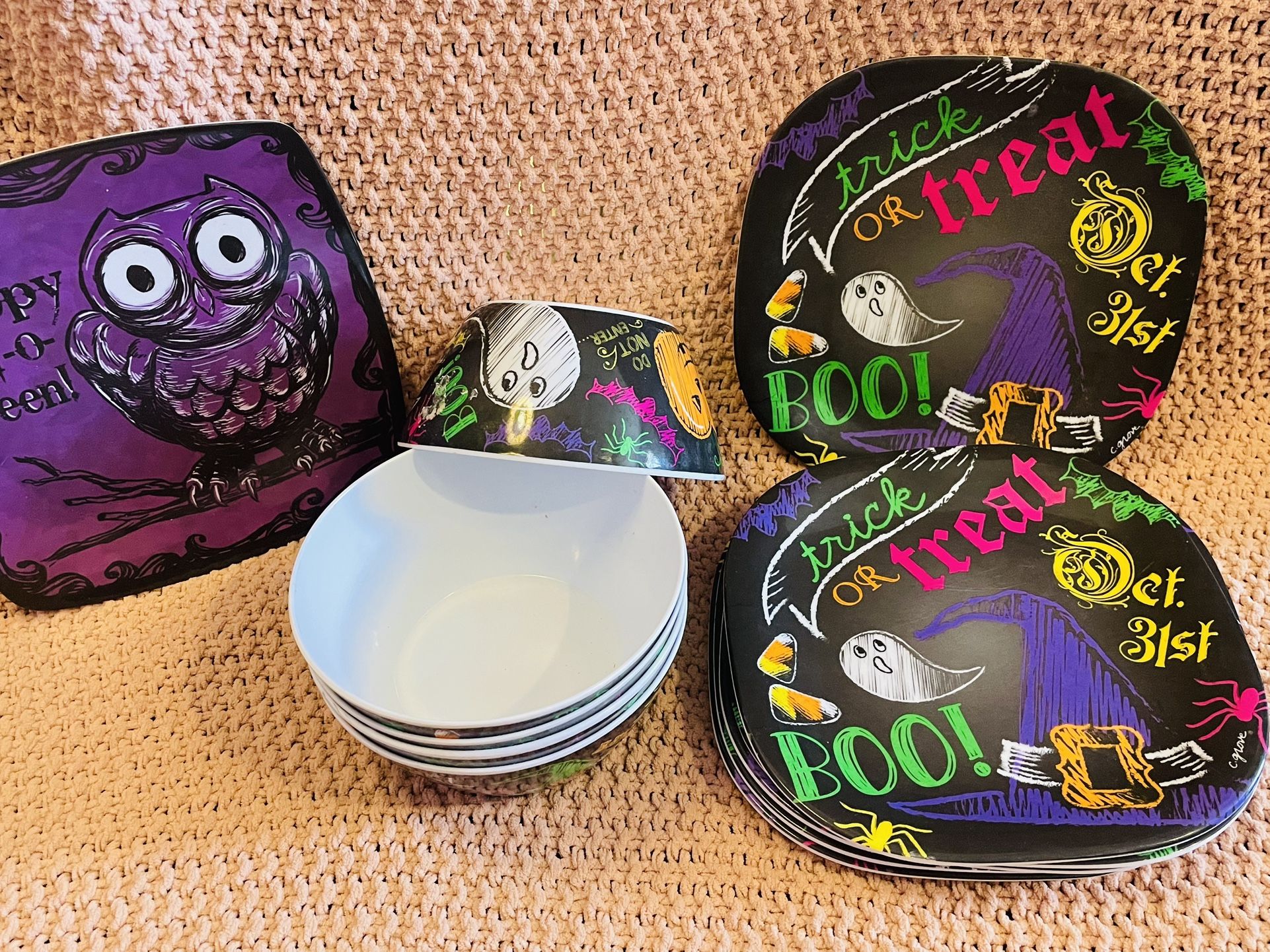 Halloween 7 Plates and 5 Bowls - plastic - LOT A