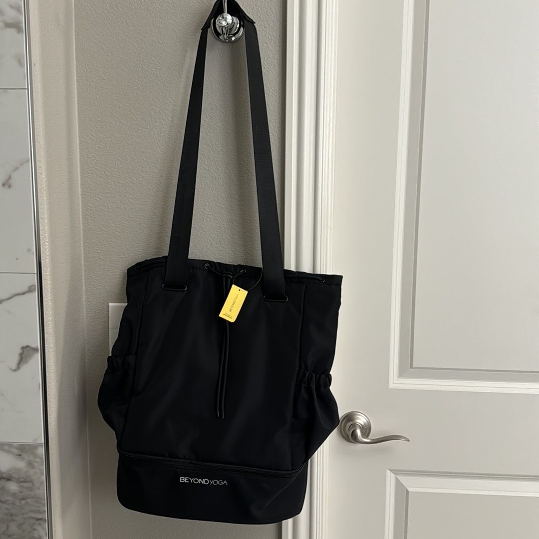 Beyond yoga Bag nWT for Sale in San Marcos, CA - OfferUp display picture 1