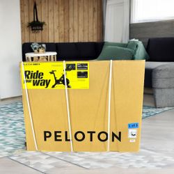 C1882645 Peloton Bike + 23.8” HD touchscreen floor model 