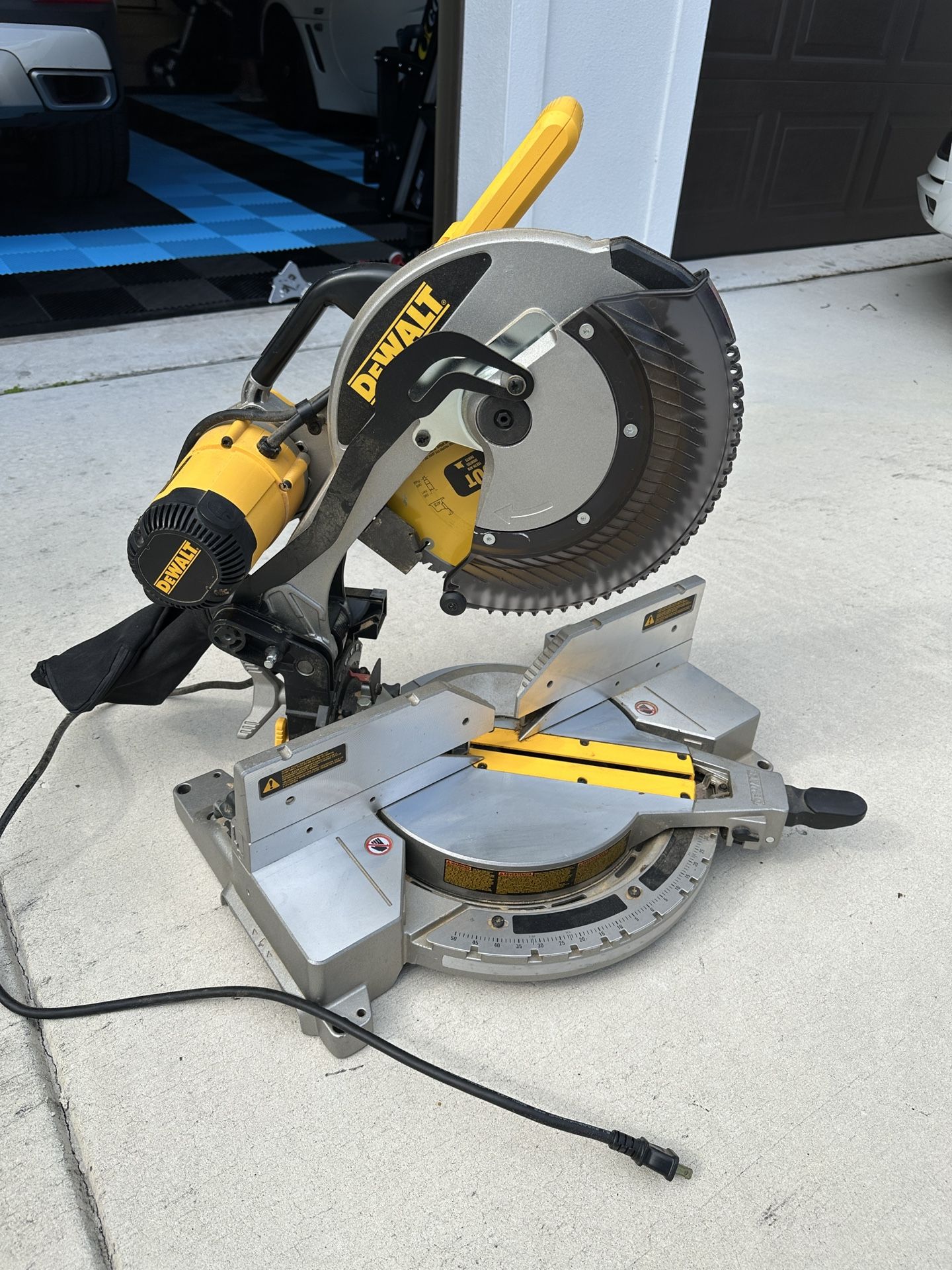 Dewalt 15 Amp Corded 12 in. Double-Bevel Compound Miter Saw