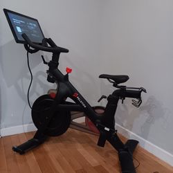 Peloton Original Bike (PLTN‑RB1VO‑2) – Barely Used, Excellent Condition