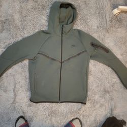 Nike Tech Size Medium 