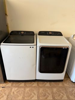 SAMSUNG XL CAPACITY WASHER AND DRYER SET.