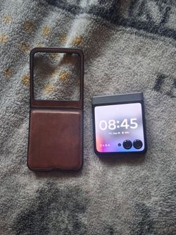 Motorola Razar 2024 5G 256gb Simple mobile and Verizon like new