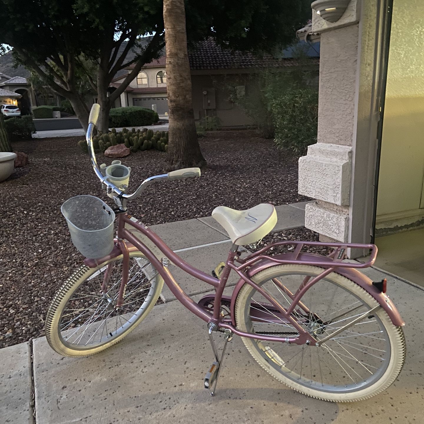 Huffy 26 Nel Lusso Cruiser Bike Purple Satin for Sale in Glendale AZ OfferUp