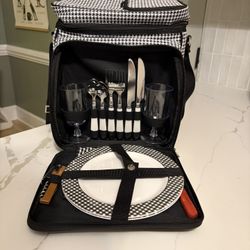 Insulated Picnic Basket w/ Cooler – Service for 2