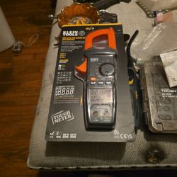 Klein 600a AC/DC Auto Ranging Divital Clamp Merer With Work Light