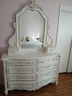Dresser With Mirror 