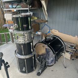 5 pice pearl drum set with 4 symbols and double kick pedal 