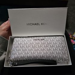 Michael Kors Wristlet Wallet