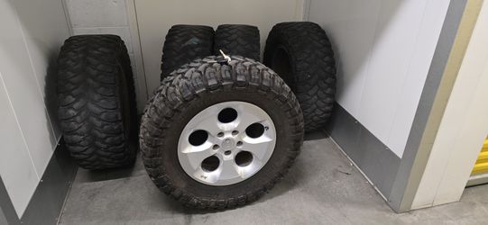 5 Rines Jeep, Sólo una Llanta nueva, 5 Birlos $200