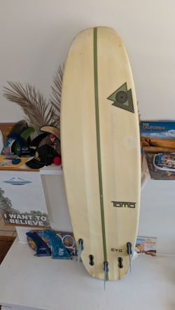 Tomo EVO Surfboard with Fins