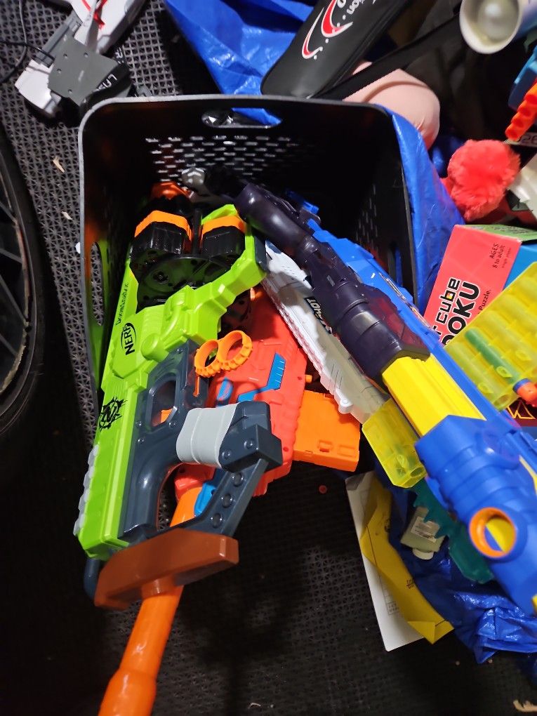 Nerf Gun Lit Including 6 Guns And A Box Of Bullets