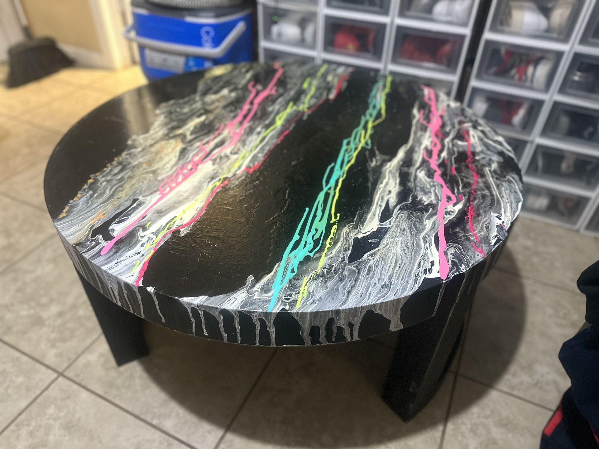 Round Coffee Table With Marble Splash Design