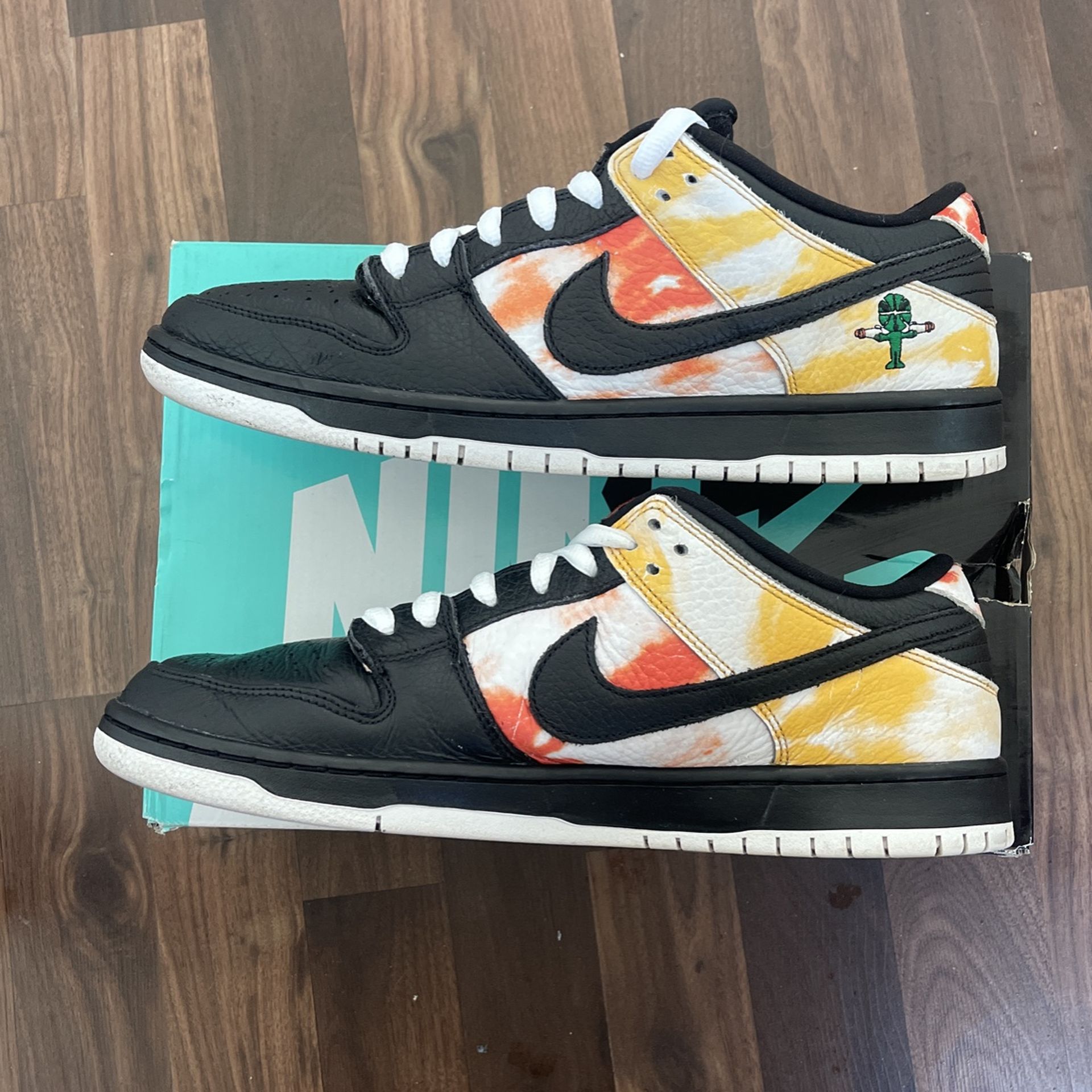 Nike SB DUNK LOW QS Rayguns