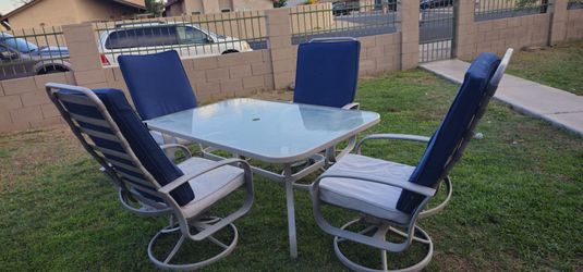 **Beatiful 5pc Patio Set **