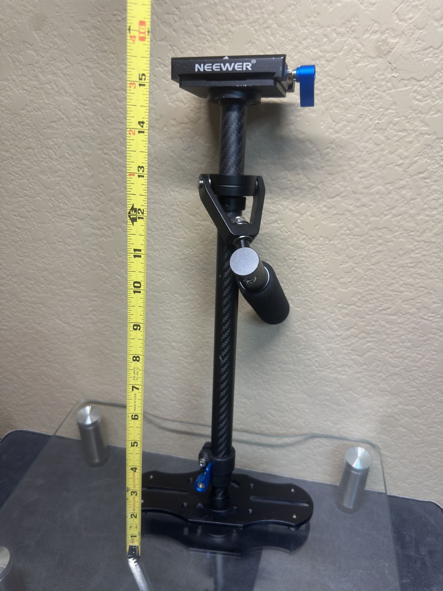 Neewer 24" Camera Stabilizer with Quick Release Plate (Carbon Fiber, Black/Blue)