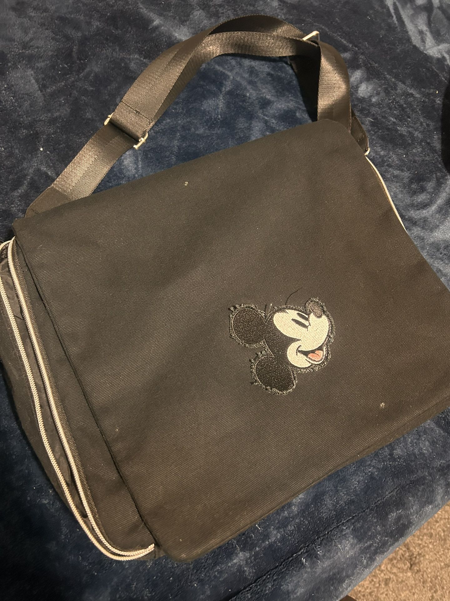 PIN MESSENGER BAG