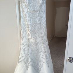 Oleg Cassini White bead embroidered wedding dress Size 10 Ivory mermaid style with a sweetheart neckline

Condition is used with a couple small tears 