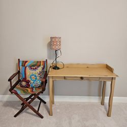 Desk chair and lamp 