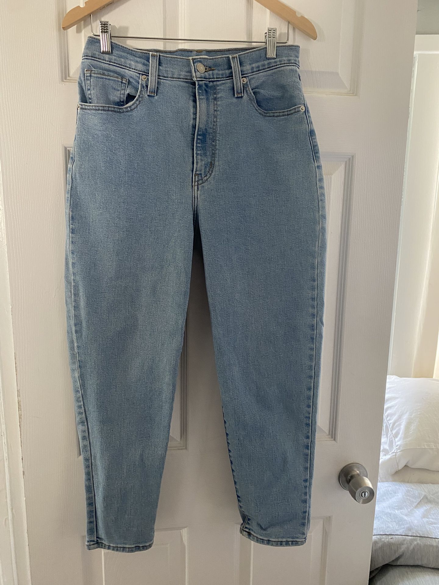 NEW Levis High Waisted Mom Jeans Size 29 X 26