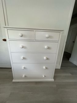 POTTERY BARN Dresser