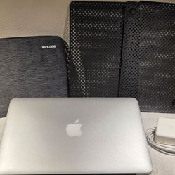 Apple MacBook Air 11" (Late 2010) Bundle Model A1370 | + Sleeve & Hardshell