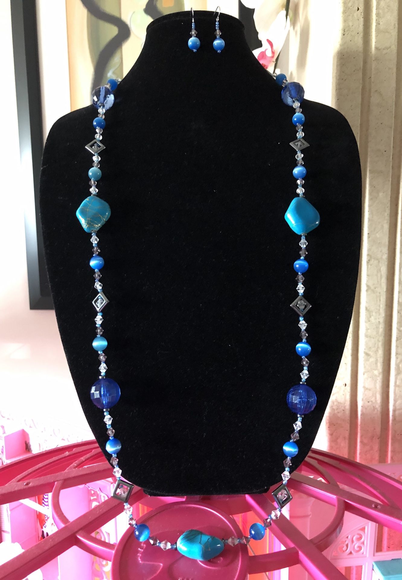 BLUE CRACKLE BEADED NECKLACE.