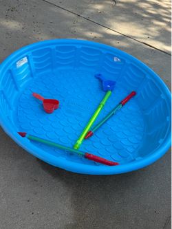 almost new with water, squirter and play toys Blue Plastic Kiddie Pool 45”x45”