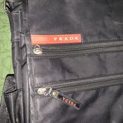 Prad@ messenger bag