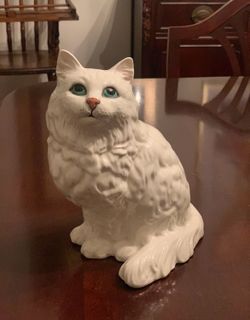 BESWICK ENGLAND WHITE PERSIAN SITTING CAT GREEN EYES # 1867