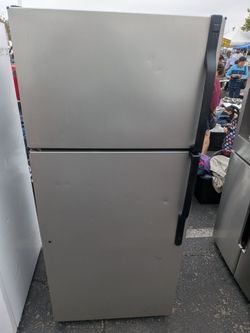 28" Hotpoint refrigerator/3 months of warranty and free local delivery