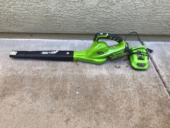 Greenworks 40 volt cordless blower with charger