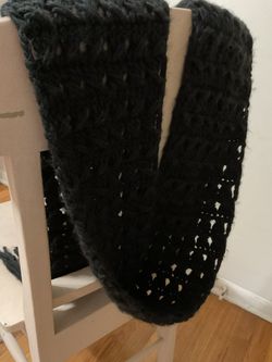BLACK LONG OPEN KNIT FOREVER 21 SCARF