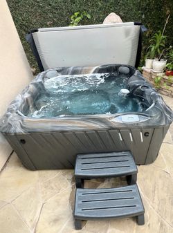 Jacuzzi J-200 Hot Tub (delivery Included)