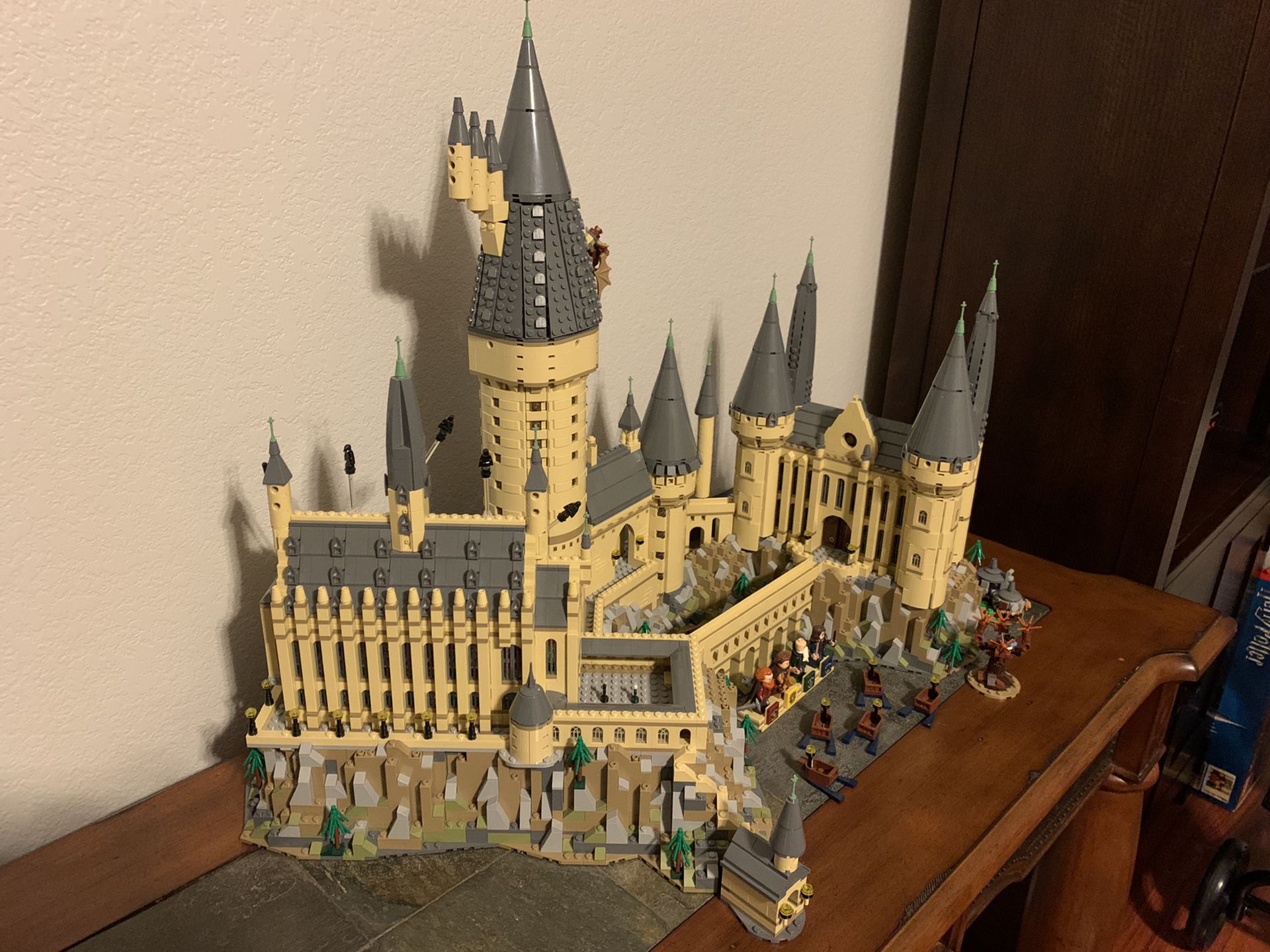 Like New Harry Potter Hogwarts LEGO Set 6000+ Pieces