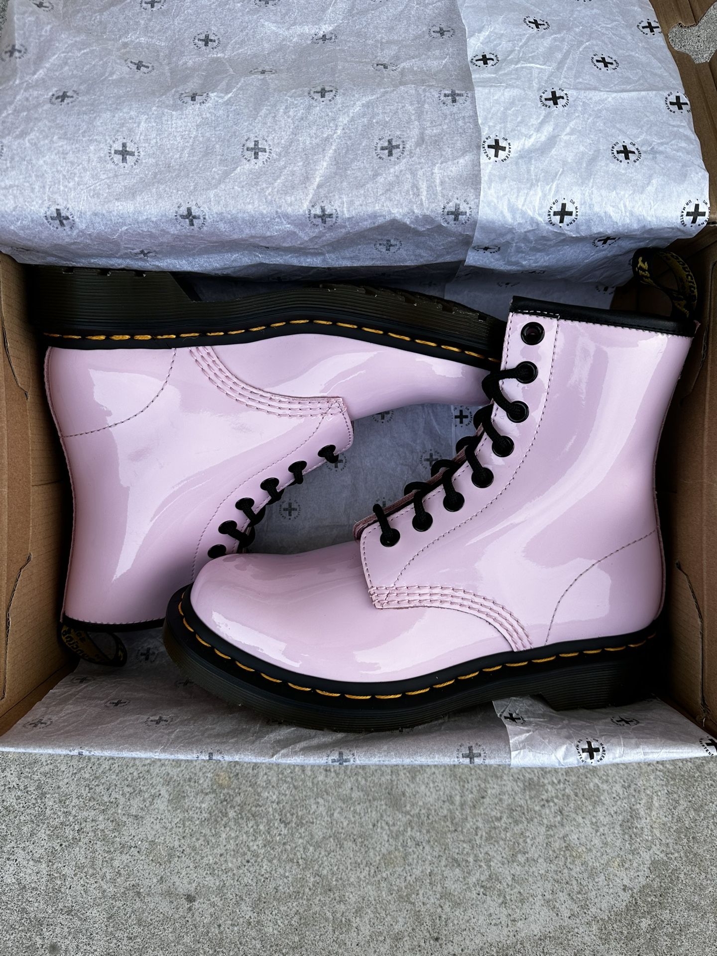 new dr. martens 1460 lace up patent leather boots “pale pink” women’s size 6 (men’s size 4.5)